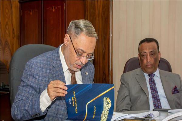 رئيس جامعة طنطا يتابع ملفات المشاركة في جائزة مصر للتميز الحكومي 