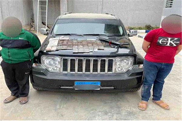 المتهمان بحوزتهما المضبوطات 