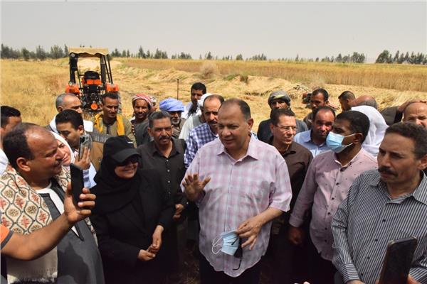 محافظ أسيوط يتابع توريد القمح
