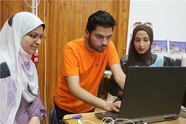 بمشاركة ٩٦ طالب وطالبة يمثلون ١٦ كلية  في إنطلاق مسابقة عباقرة جامعة القناة 