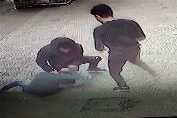 المتهمان يتعديان على طفل عمره 16 سنة بمنطقة النزهة 