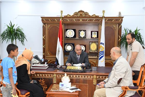 محافظ قنا يواصل استقبال المواطنين