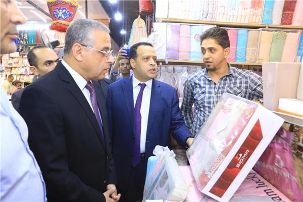 محافظ سوهاج يتفقد معارض "العيد فرحتنا"