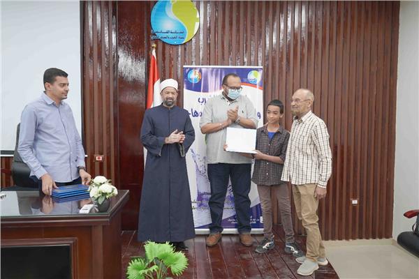 مياه سوهاج تكرم العاملين وأبنائهم من حفظة القرآن الكريم 