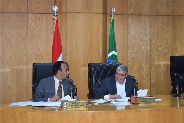 محافظ المنيا يناقش معدلات تنفيذ المشروعات الخاصة