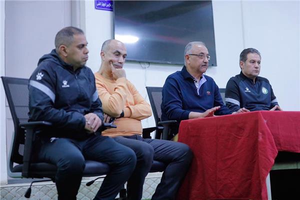 أشرف نصار يجتمع بلاعبي  البنك الأهلي