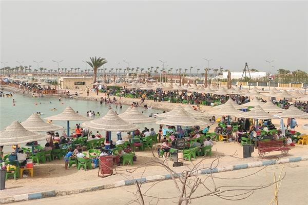 الآلاف يتوافدون على شواطئ الغردقة
