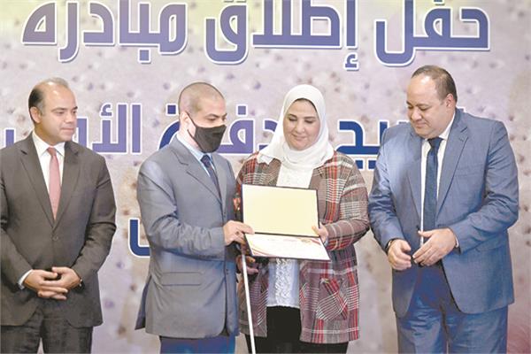 وزيرة التضامن تكرم الدفعة الأولى من خريجى برايل فى حضور الكاتب الصحفى أحمد جلال