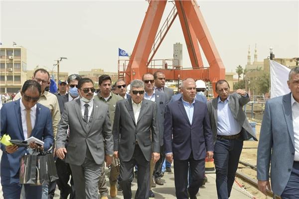 الفريق كامل الوزير والفريق أسامة ربيع أثناء الجولة 