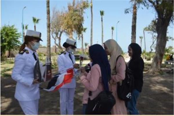  وزارة الداخلية تهدى عبوات كحك للمواطنين