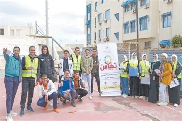 طلاب الجامعات خلال مشاركتهم فى حملات التضامن