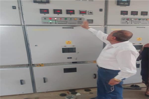 رئيس شركة القناة لتوزيع الكهرباء خلال اطلاق التيار الكهربائى
