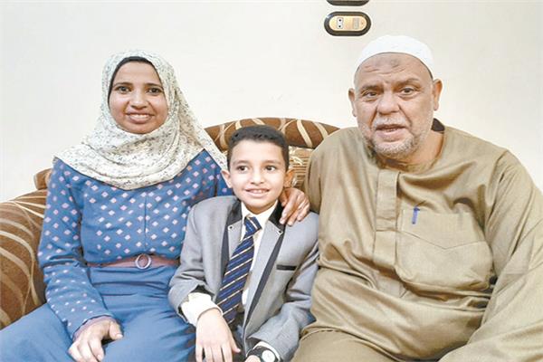 الطفل أحمد تامر وسط أسرته