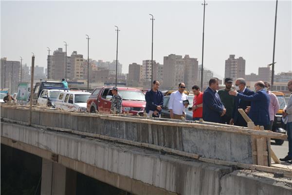 محافظ القليوبية خلال جولة تفقدية لأعمال تطوير كوبري عرابي