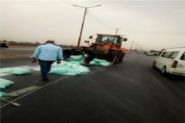 رفع ناتج انقلاب شاحنة