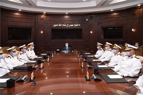 وزير الداخلية خلال اجتماعه بمساعديه