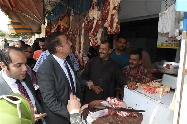 محافظ المنوفية ينهى  التعاقد مع مسئول منفذ بيع اللحوم بمديرية الزراعه لمخالفته التسعيرة  المقررة 