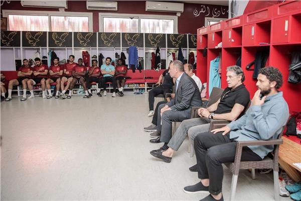 الخطيب مع لاعبي الأهلي