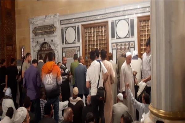  نفحات روحانية بمقام مسجد الحسين «قبلة السياحة الرمضانية» .. فيديو