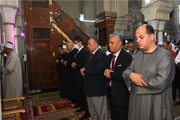 محافظ قنا يؤدى صلاة عيد الفطر المبارك بمسجد العارف بالله سيدى عبدالرحيم القنائي