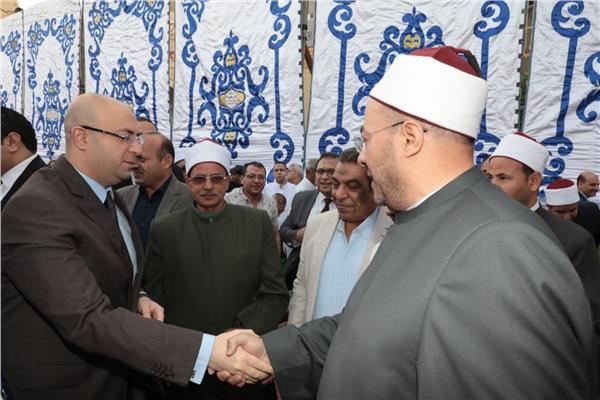 محافظ بني سويف يؤدى شعائر صلاة عيد الفطر المبارك بساحة مسجد عمر بن عبدالعزيز