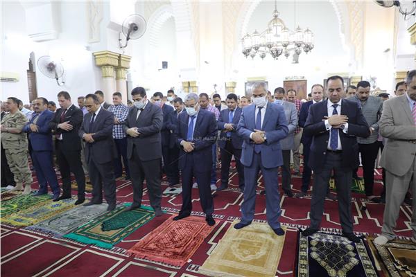 محافظ المنيا يؤدي صلاة عيد الفطر بمسجد الفولي