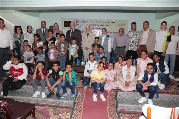 محافظ بني سويف يقدم التهنئة للأطفال  الأيتام  بمناسبة عيد الفطر المبارك