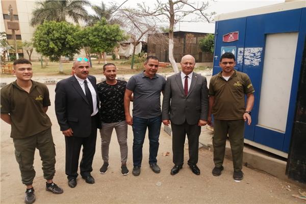 رئيس جامعة بنها يشارك أفراد الأمن الإدارى الاحتفال بالعيد فى مواقع عملهم 
