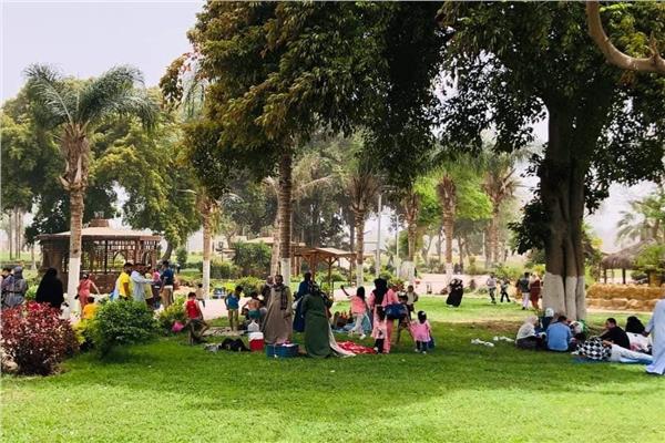 لليوم الثاني.. توافد المواطنين على حدائق القناطر الخيرية بالقليوبية | صور