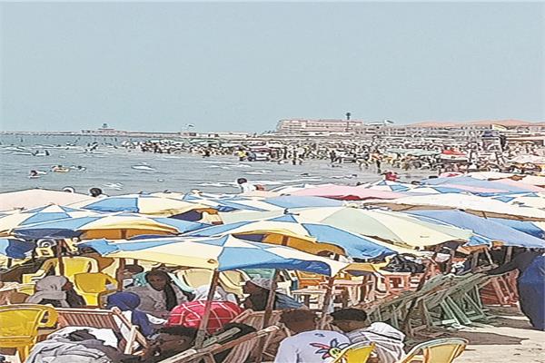 شواطئ راس البر ازدحمت بالزوار