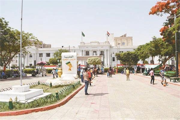 كورنيش المنيا يزدحم بالزوار احتفالا بالعيد