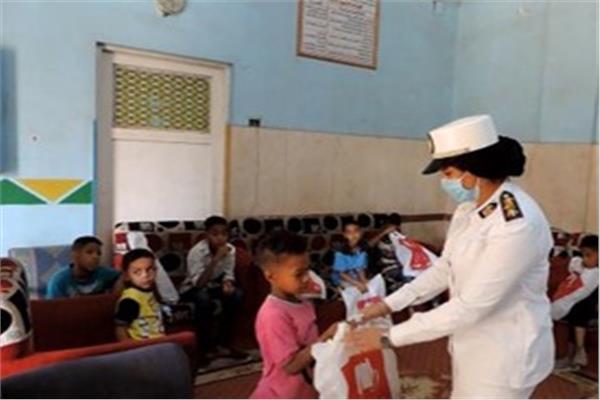 «الداخلية» تهدى ملابس العيد والهدايا للأطفال الأيتام وذوي الهمم