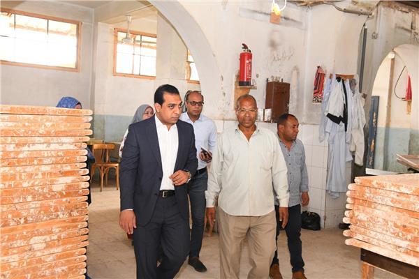 نائب محافظ قنا يفاجئ عدد من المخابز البلدية