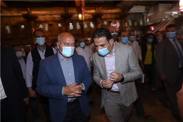 الفريق كامل الوزير اثناء تفقده محطة مصر    
