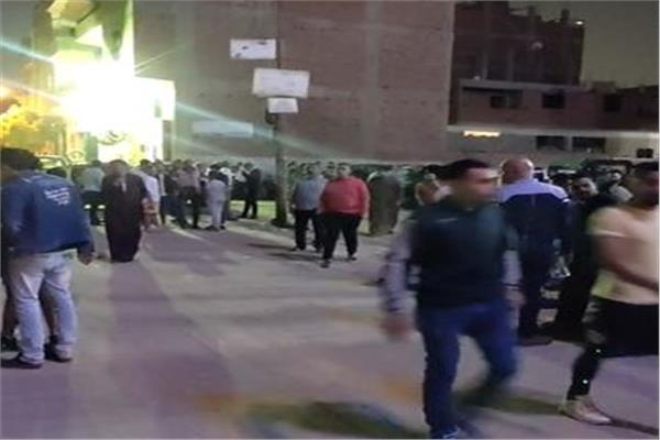 الأهالي والمحافظ في انتظار وصول الجثمان