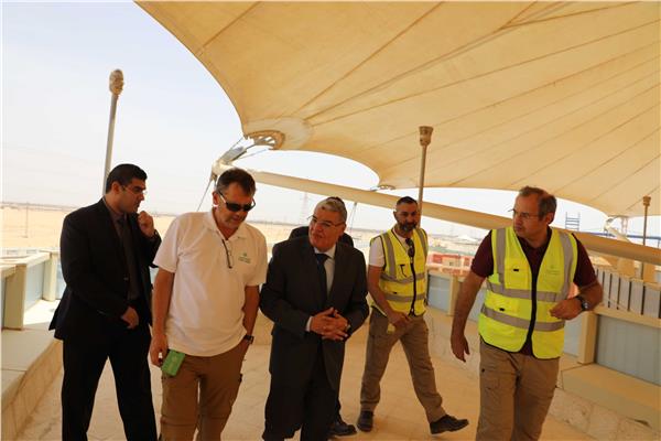محافظ المنيا يشهد التشغيل التجريبي لمصنع القناة بمركز ملوي