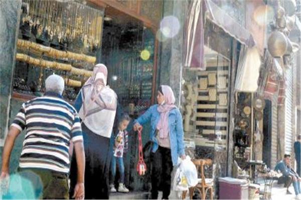 عدد من المواطنين أثناء تفقد متجر لبيع الذهب
