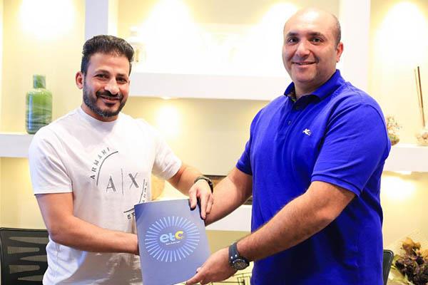سيد معوض وهانى العتال اثناء توقيع العقد