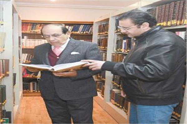 أجواء راقية فى الداخل.. وباعة الثوم فى الخارج