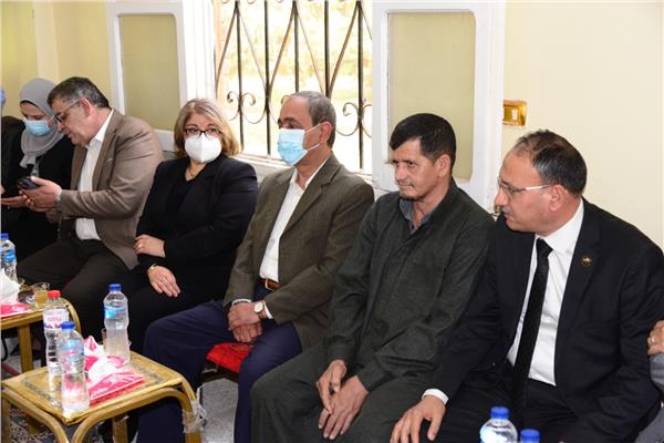 محافظ الإسماعيلية يقدم  العزاء لأسرة شهيد الوطن  بقرية الضبعية 