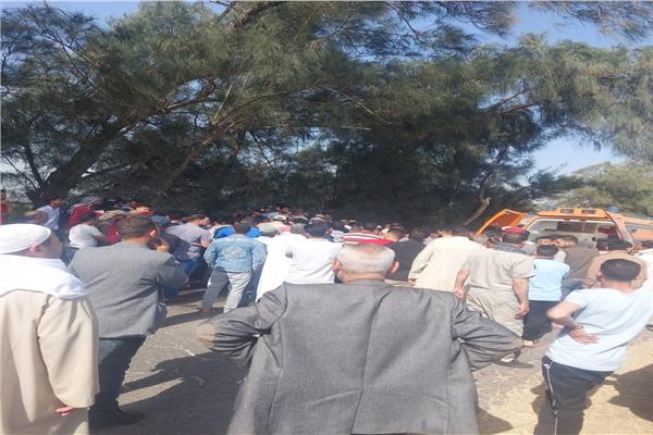 خلال استخراج السيارة من ترعة الشيخ زايد فى البحيرة