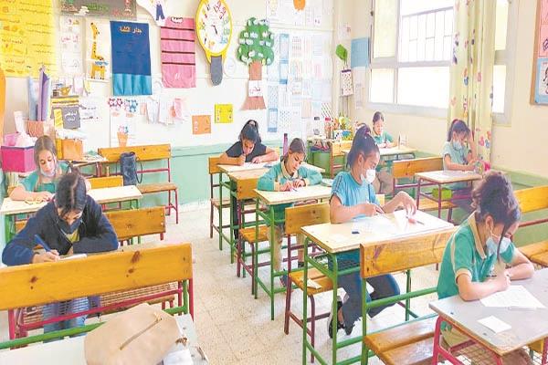 ■ طلاب النقل يواصلون اختبارات نهاية العام