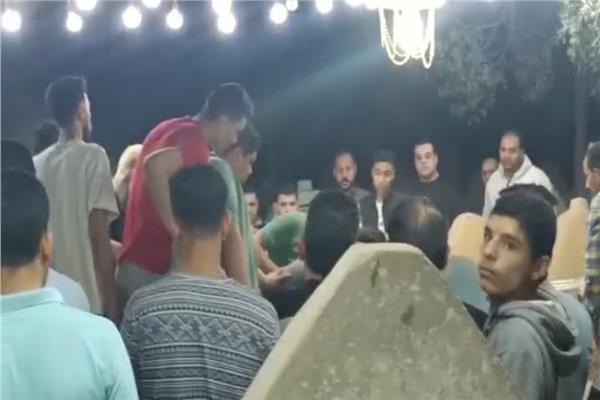 وكيل وزارة التعليم بالشرقية يؤدى واجب العزاء  فى شهيد العلم