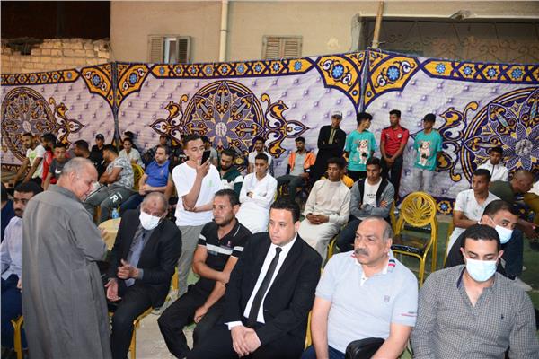صور.. محافظ الإسماعيلية يقدم واجب العزاء لأسرة شهيد الوطن بعزبة الحلوس