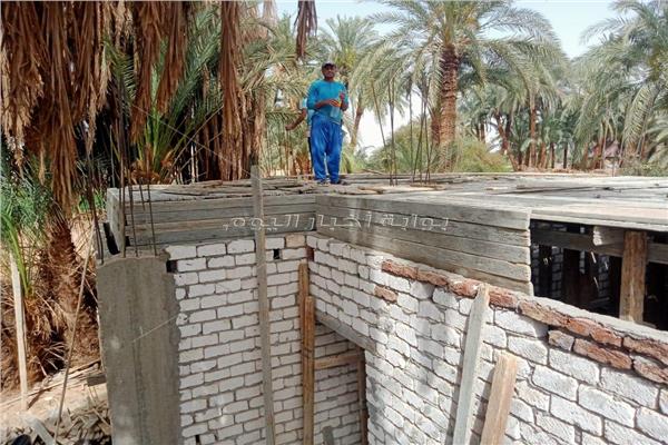 إزالة 3 حالات بناء مخالف فى المهد بالبياضية في الأقصر