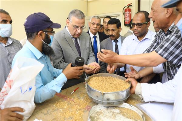 محافظ سوهاج يتفقد عملية توريد 17 ألف طن من الأقماح بصوامع مطاحن مصر العليا 