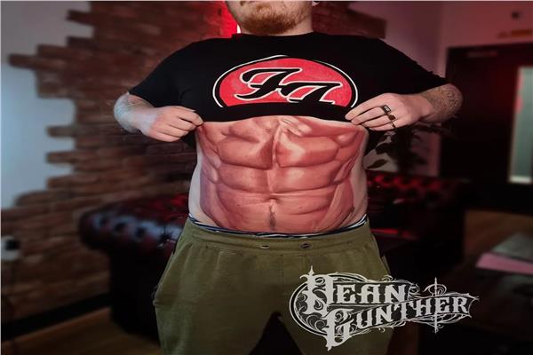 شاب يلجأ لرسام وشم ليحصل على «six packs» مرسومة  