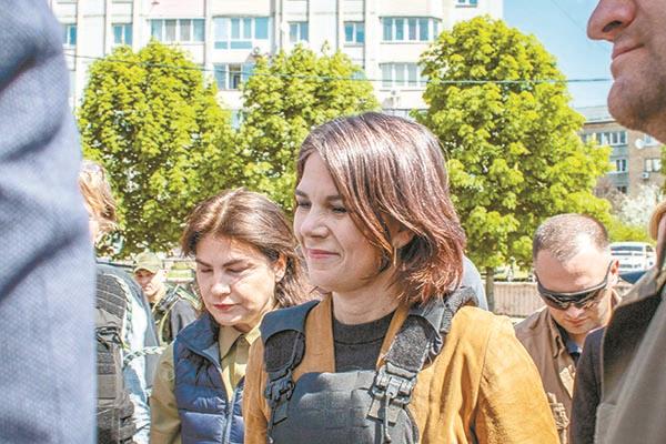 وزيرة الخارجية الألمانية خلال زيارتها لبوتشا  