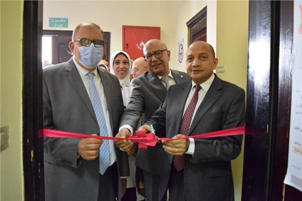 الدكتور منصور حسن رئيس جامعة بنى سويف وحدة المرأة الآمنة عبر "الفيديو كونفرانس