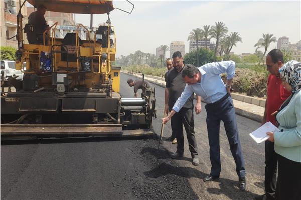 أعمال تطوير ورصف الطبقة الاولي بطريق 11 بالحوامدية